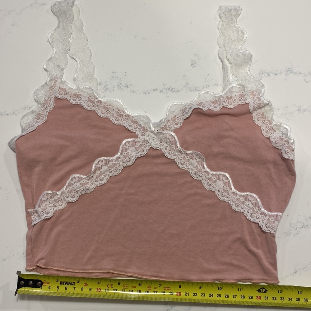 💕Host Pick💕 SHEIN Contrast Lace Panel Lettuce Edge Cami Top - Picture 3 of 5